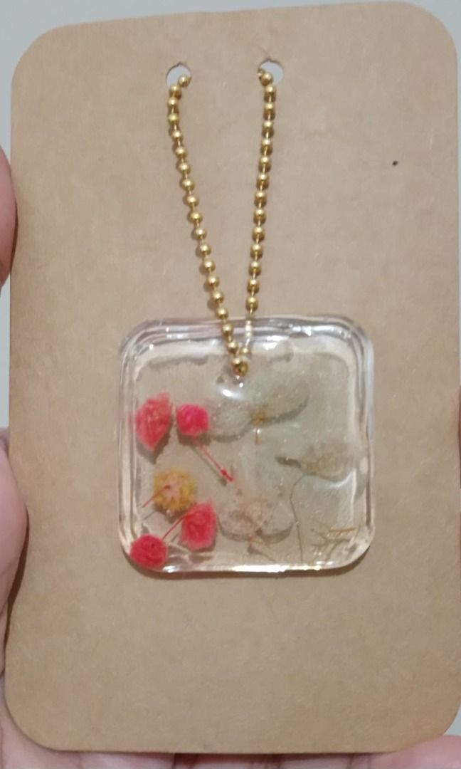 Personalized Resin Keychains with Dried Flowers (Category: Handmade Craft) located in General Mariano Alvarez. Submitted by mihabubotz (Listing ID 1410529342, Image 2). Description: Available on hand and made to order dor personalized one. Unique resin keychains featuring dried flowers and leaves. Each keychain is encased in clear resin, showcasing the natural beauty of the botanicals. Available in various shapes and designs, including letter and