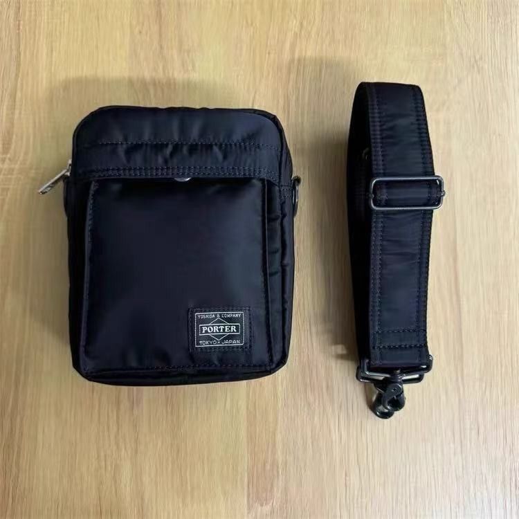 Porter Tokyo Shoulder Bag 斜咩袋 （分類：手袋及銀包）位於 Hong Kong。 由 gdragon2 提交（商品編號 1409419717，圖片 2）。簡介： Porter Tokyo 斜咩袋 全新 黑色 男女同款 順豐包郵。