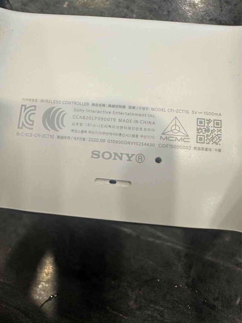 ps5 controller (Category: Controllers) located in Kuala Lumpur. Submitted by benjamingrahamkhoo (Listing ID 1410492918, Image 2). Description: Negotiable.