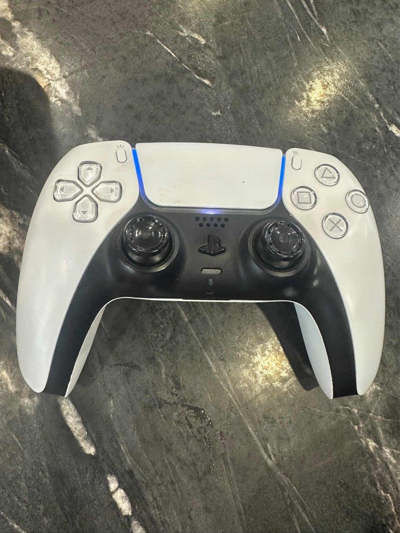 ps5 controller (Category: Controllers) located in Kuala Lumpur. Submitted by benjamingrahamkhoo (Listing ID 1410492918, Image 1). Description: Negotiable.