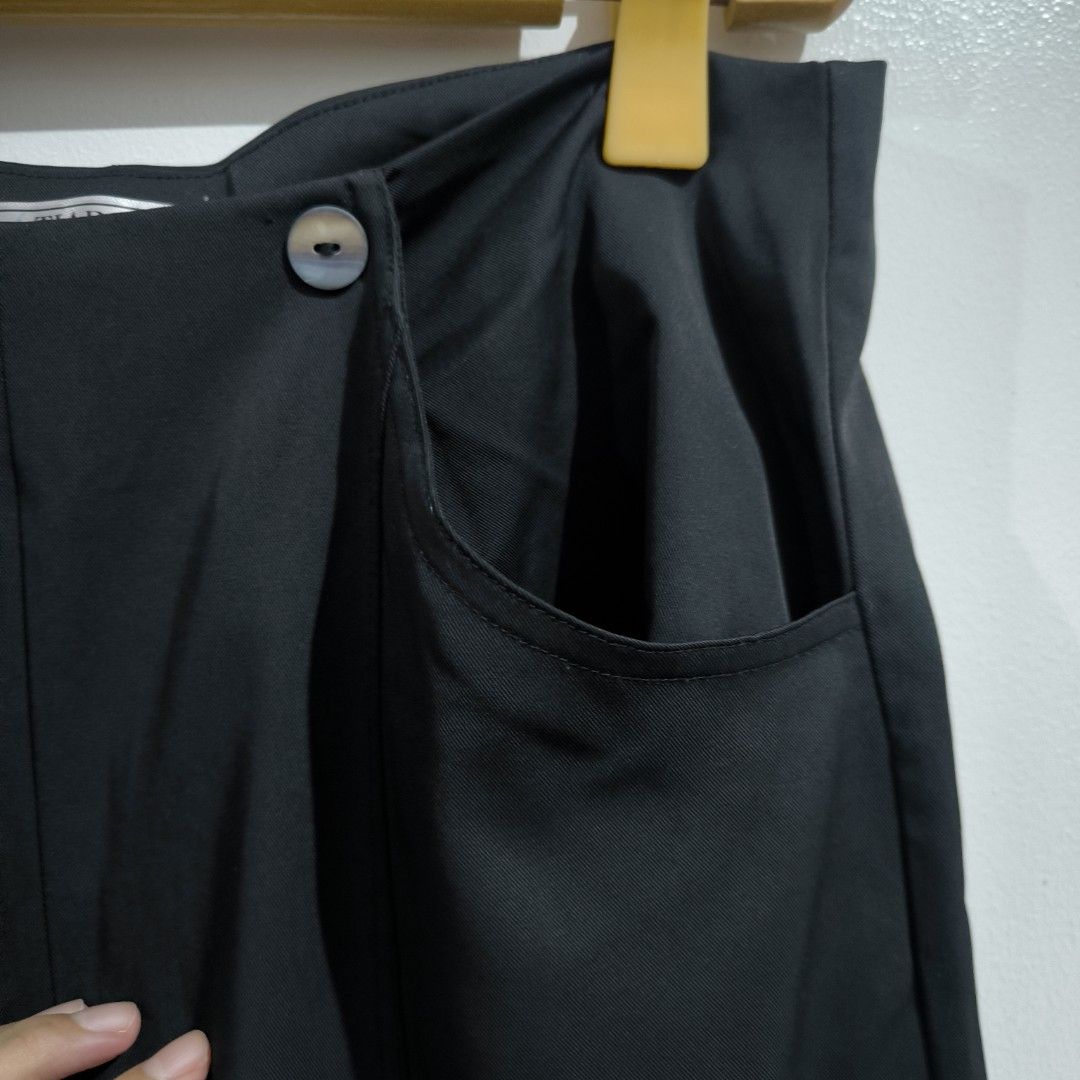 Tiara Black Wide Leg Pants (Category: Other Bottoms) located in Makati City. Submitted by mampuan (Listing ID 1410430018, Image 2). Description: - Tiara black wide-leg pants - High-waist design - Features button details - Includes side pockets - Zipper closure - Made from smooth, woven fabric - Classic and versatile style - Waist 30 to 32 inches.