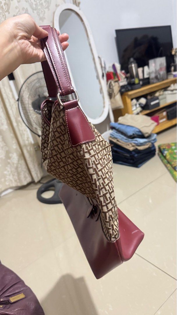 Tommy Hilfiger hobo bag (Category: Shoulder Bags) located in Anao. Submitted by declutterwithme0520 (Listing ID 1410414895, Image 2). Description: No flaws,sign of usage only.