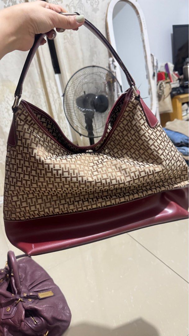 Tommy Hilfiger hobo bag (Category: Shoulder Bags) located in Anao. Submitted by declutterwithme0520 (Listing ID 1410414895, Image 1). Description: No flaws,sign of usage only.