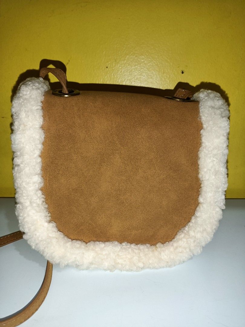UGG Heritage Suede Crossbody Bag (Category: Cross-body Bags) located in Bolinao. Submitted by shayne_0215 (Listing ID 1410525265, Image 3). Description: Slightly Negotiable No Flaws Only needs cleaning on the inside lining MOP: GCASH.