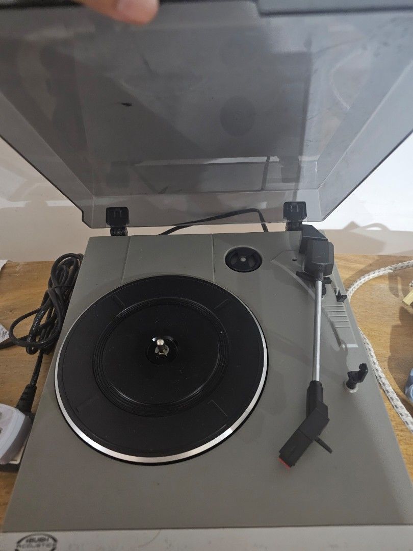 Vintage Turntable (Category: Other Audio Equipment) located in Bayombong. Submitted by RandomStuff2022 (Listing ID 1410401114, Image 1). Description: not sure if working walang pang try na plaka pero umiikot nmn siya pag sinsaksak.