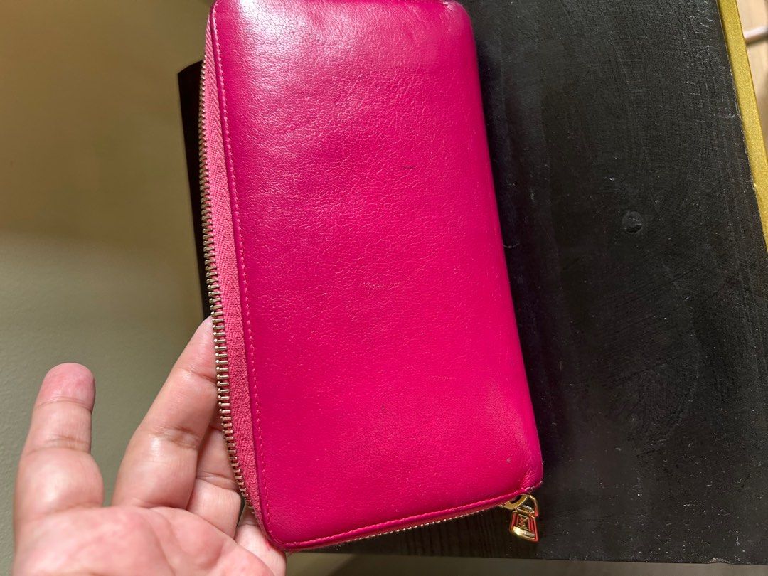 YSL dark pink wallet (Category: Luxury Bags & Wallets) located in Makati City. Submitted by ajoloso_69 (Listing ID 1410491970, Image 2). Description: .