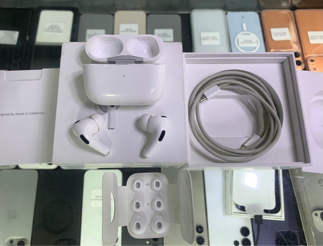 Airpods Pro 2 (Type-C)Original complete (Category: Earphones) located in San Juan City. Submitted by rodelmarllemit (Listing ID 1410607178, Image 1). Description: Second hand Airpods Pro 2 Type C Complete Mode of Payment: • Cash • Bank Transfer • GCash & Maya Installment: • Credit Card • Ggives • Cash on Delivery • Shipping • Meet Up • Trade In You can visit our Physical store in Stall number Y-19 Aquarium Greenhills Mall.
