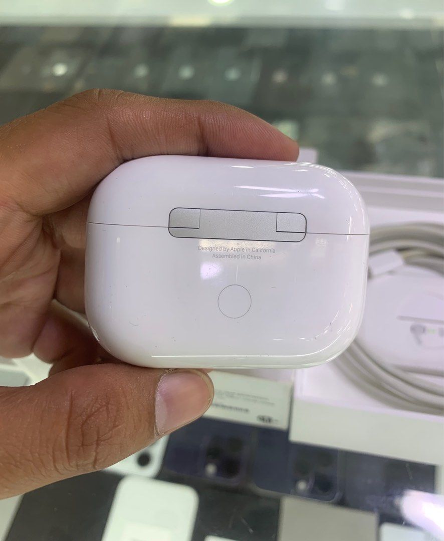 Airpods Pro 2 (Type-C)Original complete (Category: Earphones) located in San Juan City. Submitted by rodelmarllemit (Listing ID 1410607178, Image 2). Description: Second hand Airpods Pro 2 Type C Complete Mode of Payment: • Cash • Bank Transfer • GCash & Maya Installment: • Credit Card • Ggives • Cash on Delivery • Shipping • Meet Up • Trade In You can visit our Physical store in Stall number Y-19 Aquarium Greenhills Mall.