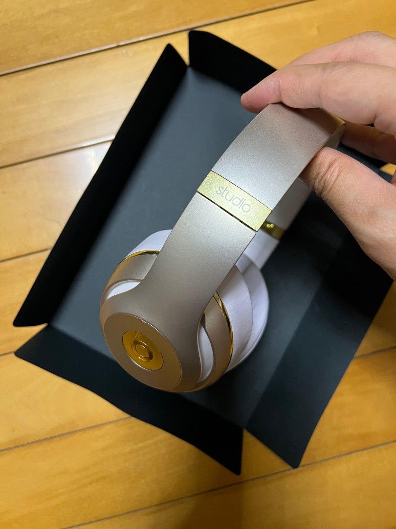 Beats Studio Wireless （分類：頭戴式/罩耳式耳機）位於 Hong Kong。 由 anneng654 提交（商品編號 1410693778，圖片 3）。簡介： BEATS STUDIO WIRELESS 缺一條 原裝充電線，headphones內的電池表現一般，很快冇電。 其餘藍牙連接，及聲音表現都正常。 耳機棉 上的白色皮，因為很少使用，所以出現老化裂紋，所以曾到旺角某小店舖 更換過 一次。 圖片內看到的配件，已是 “會提供” 的所有。。