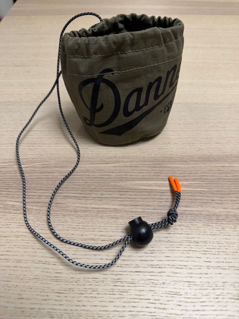 Danner Drawstring Pouch （分類：腰袋、手提袋、小袋）位於 Hong Kong。 由 leaf7 提交（商品編號 1410694751，圖片 1）。簡介： Danner drawstring pouch is olive green with a black logo. It features a drawstring closure with a black toggle and orange accents. The pouch is compact and suitable for carrying small items. The pouch is made of a durable RIPSTOP material. Danner 小廢包 耐磨布料 Around 3吋半 x 3吋半 繩長17吋 順豐到付only。