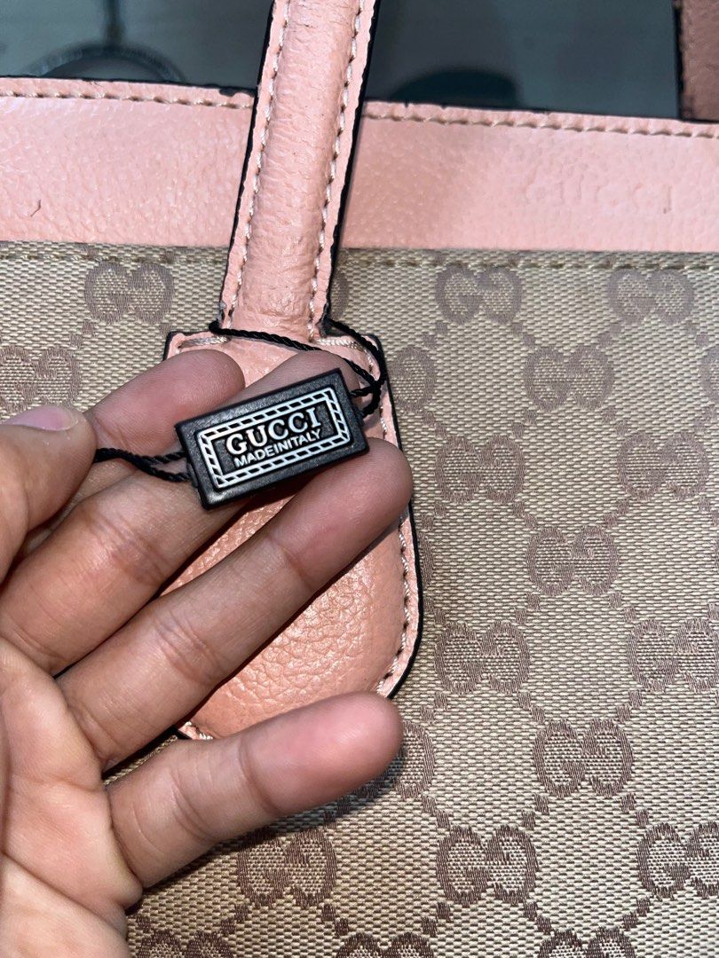 Gucci GG canvas tote bag (Category: Luxury Bags & Wallets) located in Larena. Submitted by jaiyuki (Listing ID 1410594002, Image 3). Description: —coded gucci but slightly faded napo yung stamped code and name —maganda ang quality ng bag kahit used na sya —as you can see, the adjustable strap is kinacut na sya , dalawang handle nlng ang natira —presentable parin po sya —large tote.