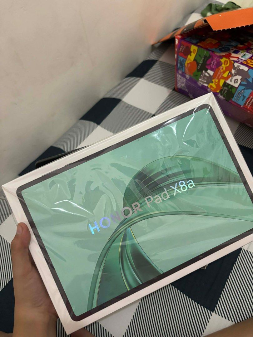 HONOR Pad X8a (Category: Android) located in Quezon City. Submitted by jinanixx (Listing ID 1410663255, Image 1). Description: lady owned .
