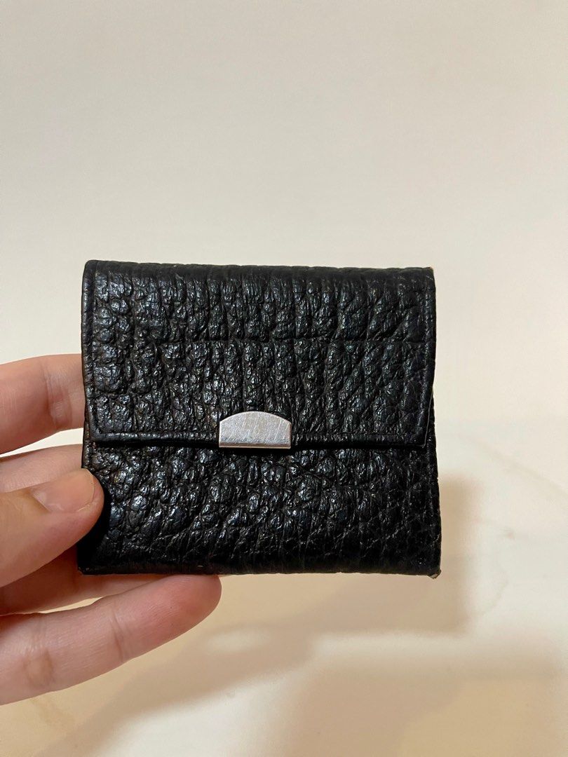 Leather Coin Purse (Category: Wallets & Card holders) located in Teresa. Submitted by savvyonbranded (Listing ID 1410679530, Image 1). Description: .