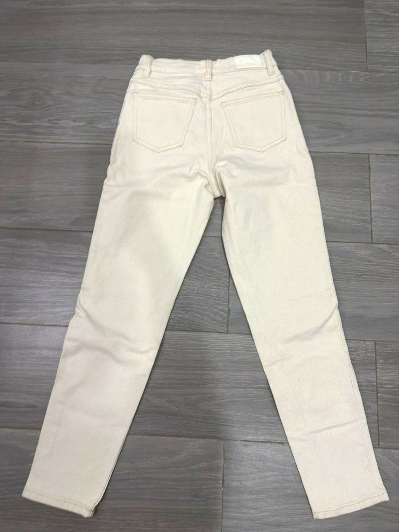 MANGO WHITE MOM JEANS (Category: Jeans) located in Quezon City. Submitted by declutteritemsxx (Listing ID 1410675298, Image 3). Description: .