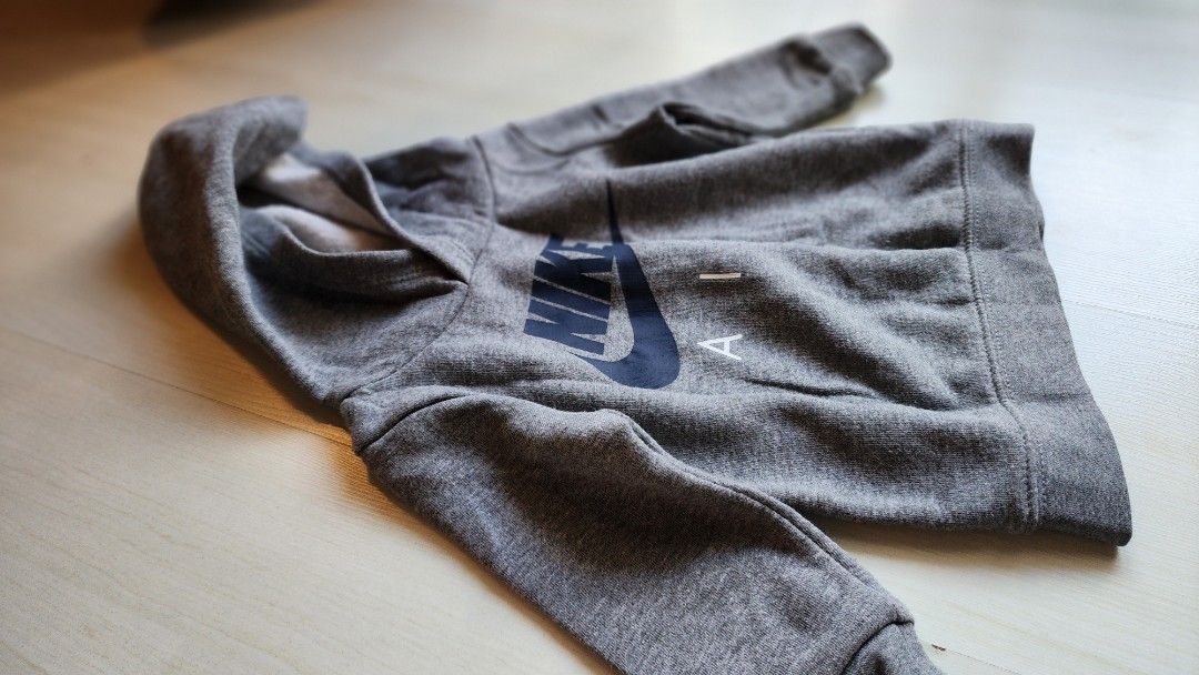 Nike Air Hoodie 12M (Category: Babies & Kids Fashion) located in Muntinlupa City. Submitted by 7tablespoons (Listing ID 1410628069, Image 2). Description: - Gray Nike Air hoodie for babies - Size: 12 months - Features a hood - Nike logo on the front - Long sleeves - Front pocket - Made in Vietnam - Soft, comfortable fabric.