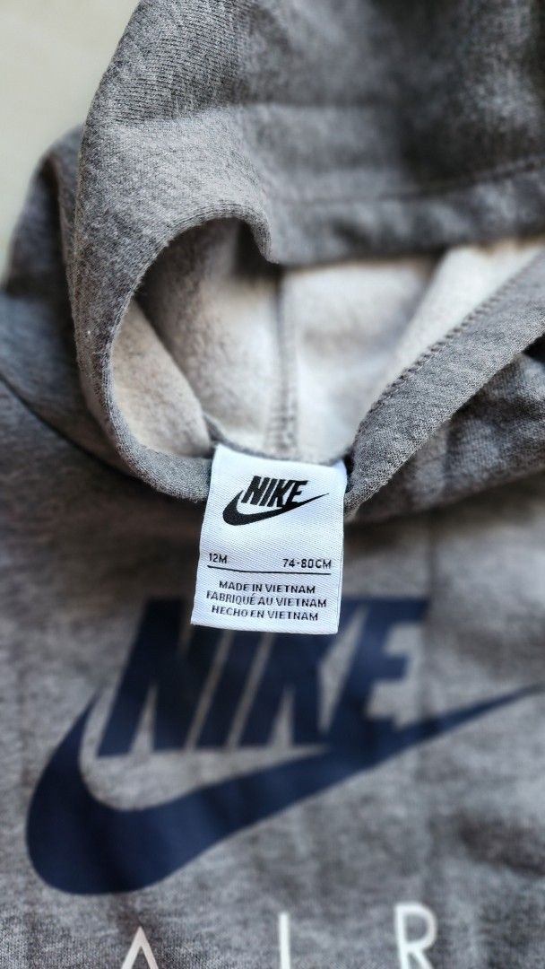 Nike Air Hoodie 12M (Category: Babies & Kids Fashion) located in Muntinlupa City. Submitted by 7tablespoons (Listing ID 1410628069, Image 3). Description: - Gray Nike Air hoodie for babies - Size: 12 months - Features a hood - Nike logo on the front - Long sleeves - Front pocket - Made in Vietnam - Soft, comfortable fabric.