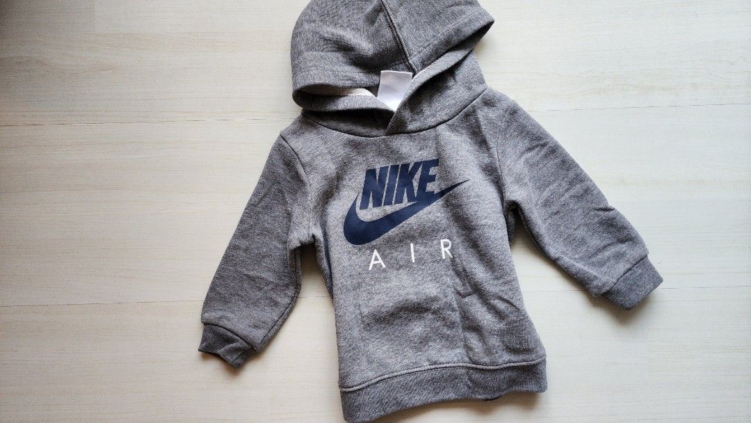 Nike Air Hoodie 12M (Category: Babies & Kids Fashion) located in Muntinlupa City. Submitted by 7tablespoons (Listing ID 1410628069, Image 1). Description: - Gray Nike Air hoodie for babies - Size: 12 months - Features a hood - Nike logo on the front - Long sleeves - Front pocket - Made in Vietnam - Soft, comfortable fabric.