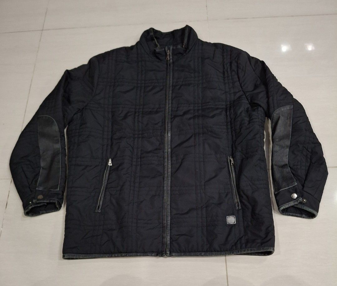 PING Golf Jacket (Category: Coats, Jackets and Outerwear) located in Shah Alam. Submitted by BundleMAZ (Listing ID 1410658331, Image 1). Description: - PING golf jacket - Size 100 - Quilted design - Leather accents on sleeves - Two front pockets - Full-length zipper - PING logo on chest and inside - Made in Korea - Pit 24 - Labuh 29 - Refer gambar untuk condition baju - Harga RM28 AMJ3.
