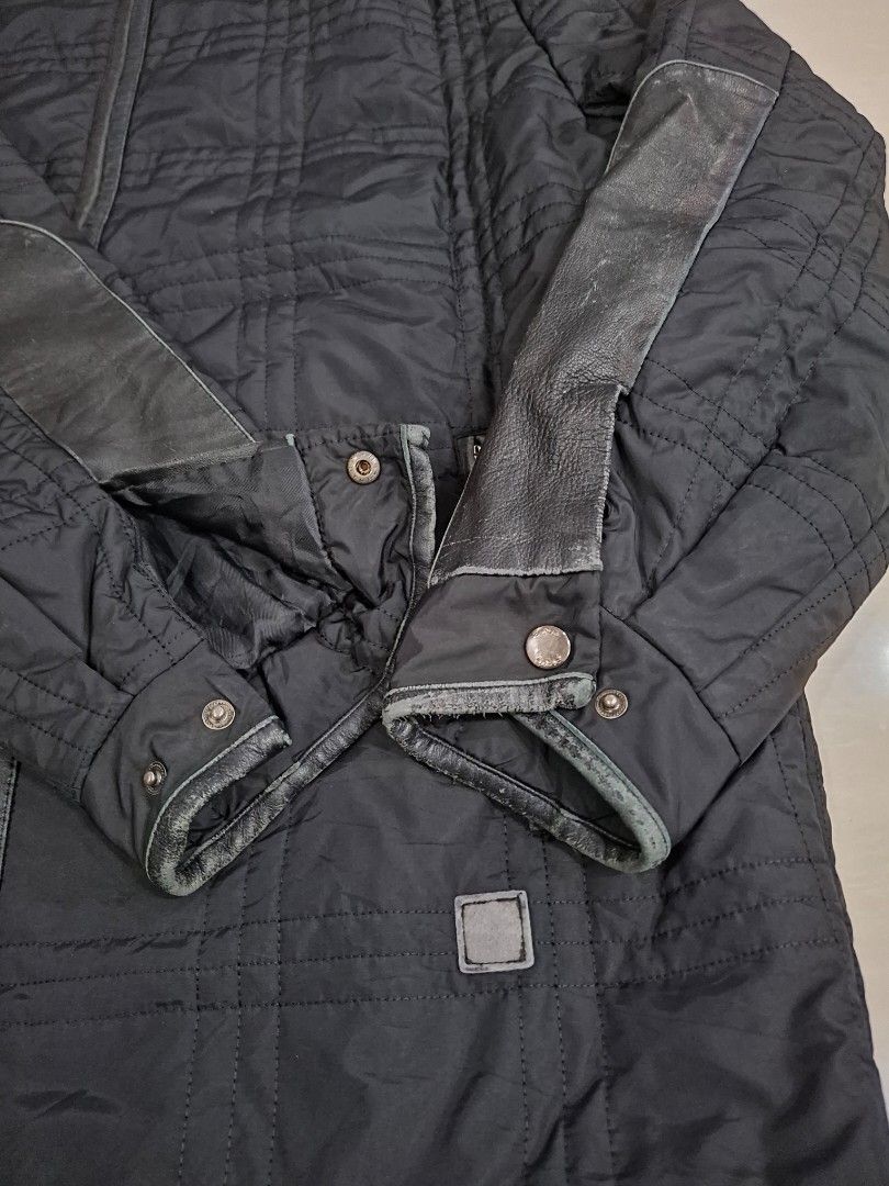 PING Golf Jacket (Category: Coats, Jackets and Outerwear) located in Shah Alam. Submitted by BundleMAZ (Listing ID 1410658331, Image 2). Description: - PING golf jacket - Size 100 - Quilted design - Leather accents on sleeves - Two front pockets - Full-length zipper - PING logo on chest and inside - Made in Korea - Pit 24 - Labuh 29 - Refer gambar untuk condition baju - Harga RM28 AMJ3.