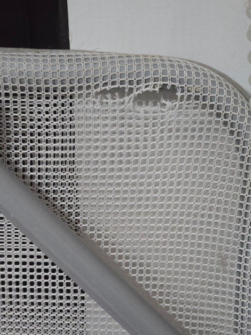 Safety First Bed Rail (Category: Bed Guards) located in Manila. Submitted by xaj190567069 (Listing ID 1410654410, Image 2). Description: pickup at bgc or sucat has minor flaw please see 2nd picture 150cm length.