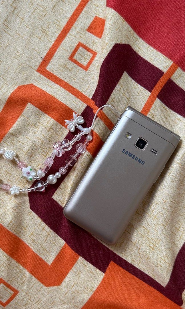 Samsung Galaxy Folder 2 (Category: Early Generation Mobile Phones) located in San Simon. Submitted by cece.sng (Listing ID 1410623994, Image 2). Description: With box, extra battery, and charger.