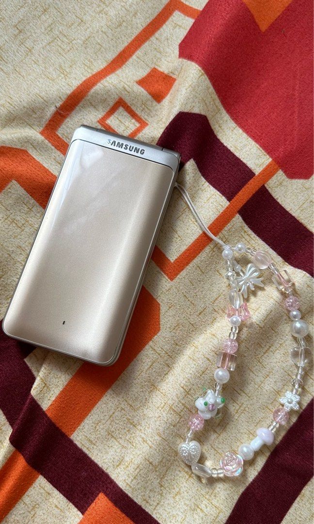 Samsung Galaxy Folder 2 (Category: Early Generation Mobile Phones) located in San Simon. Submitted by cece.sng (Listing ID 1410623994, Image 1). Description: With box, extra battery, and charger.