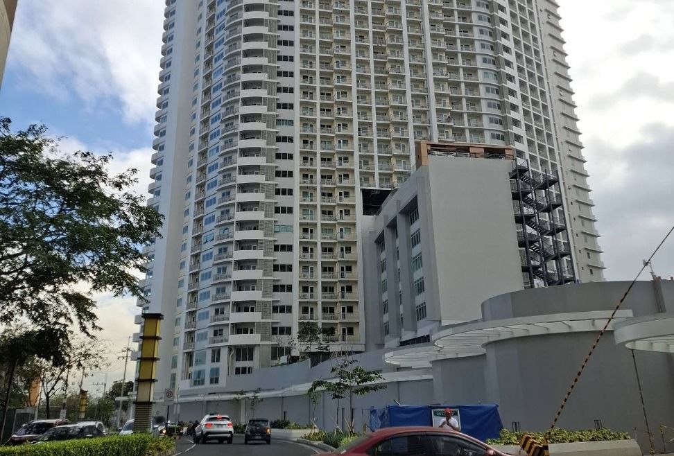 For Rent: Studio at The Maven at Capitol Commons (Category: Apartments & Condos) located in Pasig City. Submitted by wise_abiejoes (Listing ID 1410599522, Image 1). Description: FOR RENT: BRAND NEW STUDIO AT THE MAVEN AT CAPITOL COMMONS Located on the 39th floor Unit M with balcony facing Royalton/Estancia Mall Floor area: 31sqm Semi furnished with ac No pets allowed. No parking slot. (There's an option to rent at The Royalton Condominium P5k/mo 