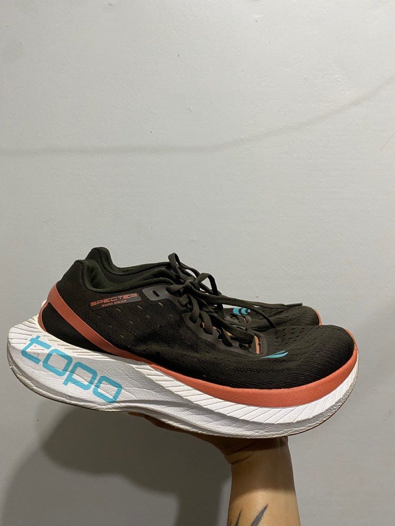 Topo Athletic Specter Espresso Peach (Category: Sneakers) located in Catarman. Submitted by desa_declutters (Listing ID 1410573876, Image 3). Description: Topo Athletic Specter Espresso and Peach colorway US size 8.5, UK 6.5, EUR 40 In good condition.