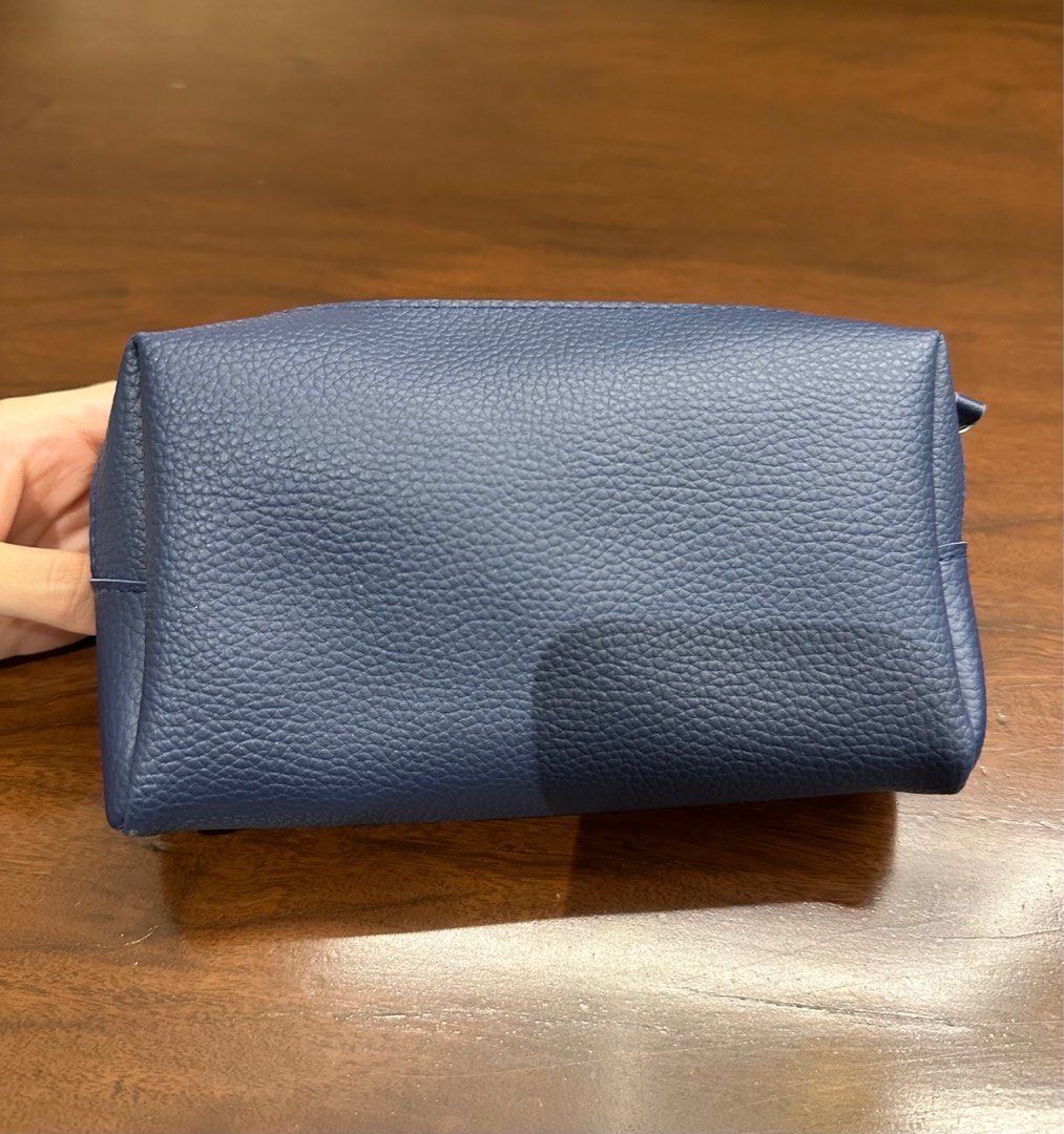 BAMFORD & CATHAY PACIFIC cosmetic bag (Category: Luxury Bags & Wallets) located in Quezon City. Submitted by sofiasellsstuff (Listing ID 1407500651, Image 2). Description: given for free in cathay pacific business class .