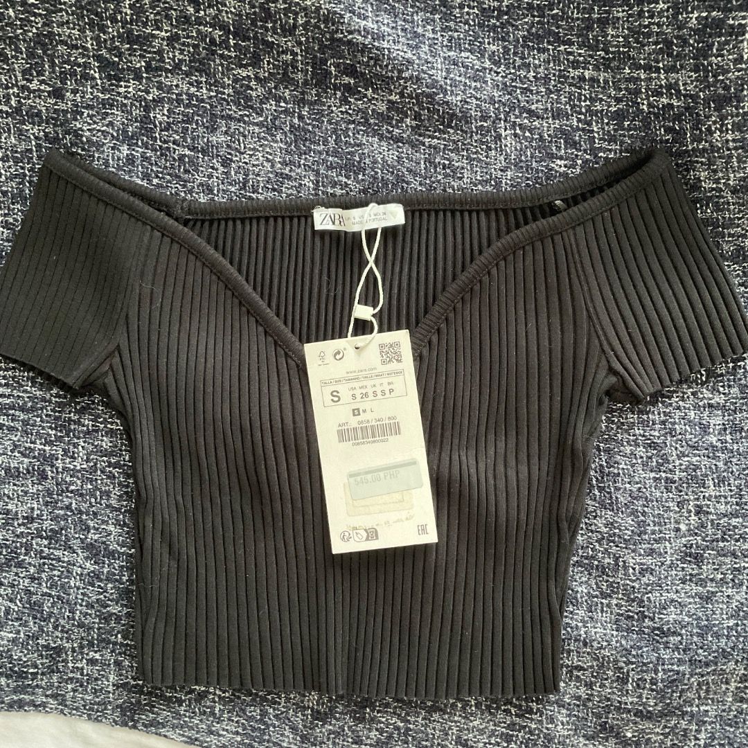 Black Zara Ribbed Cropped Off-Shoulder Top (Category: Blouses) located in Mandaluyong City. Submitted by declutter.life (Listing ID 1407464268, Image 1). Description: - cropped off-shoulder top - Size: S - Features a V-neckline - Short sleeves - Made in Portugal - Brand new with price tag - Original price: PHP 545.00.