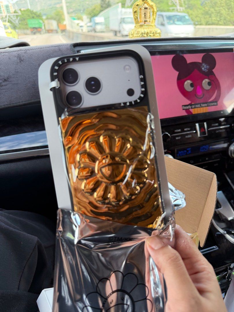 CASETiFY 村上隆終極隱藏版金色17 pro max, 手提電話, 電話及其他裝置