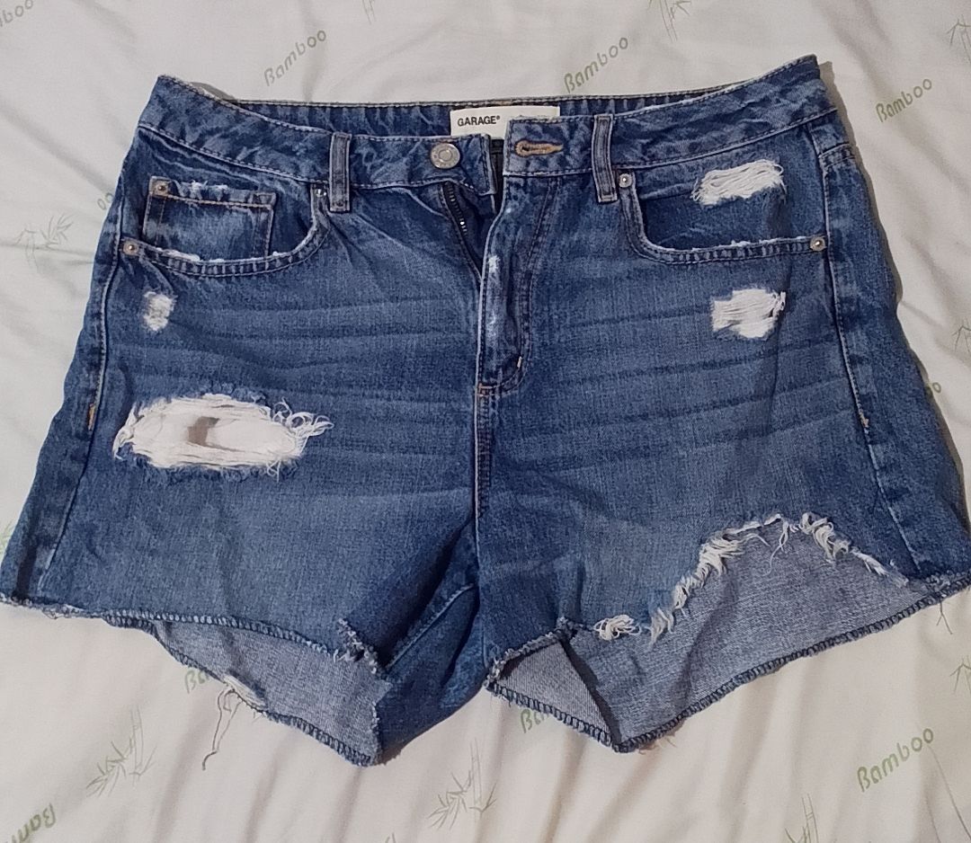 Garage Denim Shorts - Size 11 (Category: Shorts) located in Pasig City. Submitted by lizasxnw (Listing ID 1407431222, Image 1). Description: - Garage distressed denim shorts - Size 11 - Classic five-pocket design - Button and zipper closure - Raw hem - Ripped details on front and back - Ideal for casual wear.