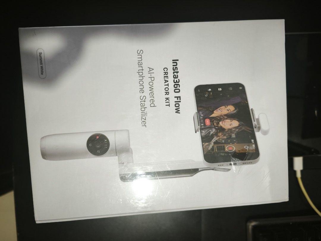 Insta 360 Flow Creator Kit - White (Category: Gimbals & Stabilizers ) located in Manila. Submitted by abglosa (Listing ID 1407469197, Image 1). Description: opened but never used with warranty rfs extra stabilizer.