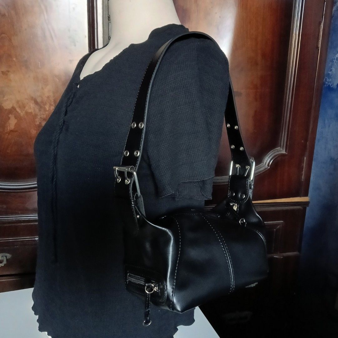 Leather shoulder bag (Category: Shoulder Bags) located in Marilao. Submitted by keyset (Listing ID 1346390250, Image 1). Description: Like new, only used once • Bag dimensions: 7.5in x 5in x 5.2in • Strap length: 9.5in *Clothes are only used for styling. ☞ MOP: Gcash, Maya, Maribank, Unionbank ☞ MOD: Lalamove, J&T ☞ Buyer shoulders shipping fee 📍 Marilao, Bulacan 🚫 No Sh0pee checkout.