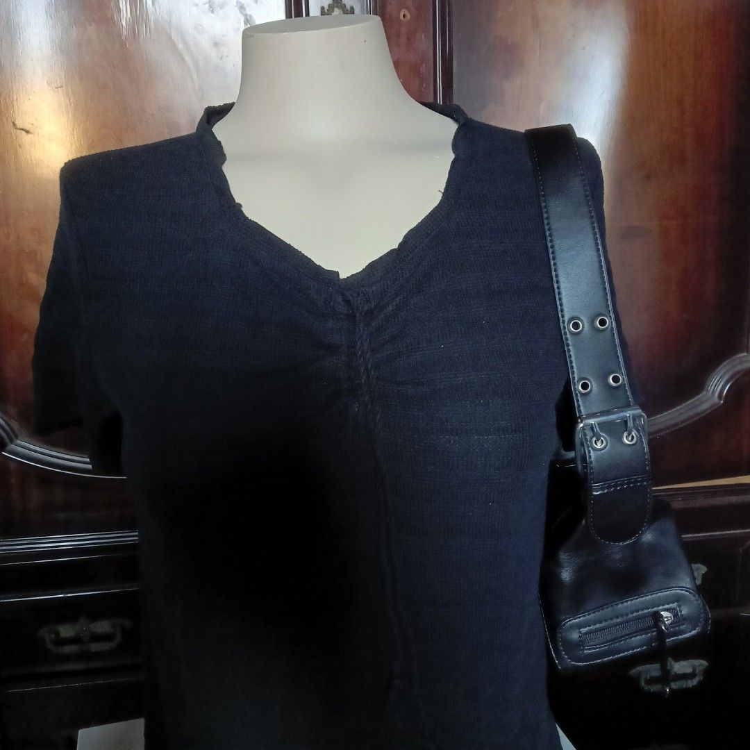 Leather shoulder bag (Category: Shoulder Bags) located in Marilao. Submitted by keyset (Listing ID 1346390250, Image 2). Description: Like new, only used once • Bag dimensions: 7.5in x 5in x 5.2in • Strap length: 9.5in *Clothes are only used for styling. ☞ MOP: Gcash, Maya, Maribank, Unionbank ☞ MOD: Lalamove, J&T ☞ Buyer shoulders shipping fee 📍 Marilao, Bulacan 🚫 No Sh0pee checkout.