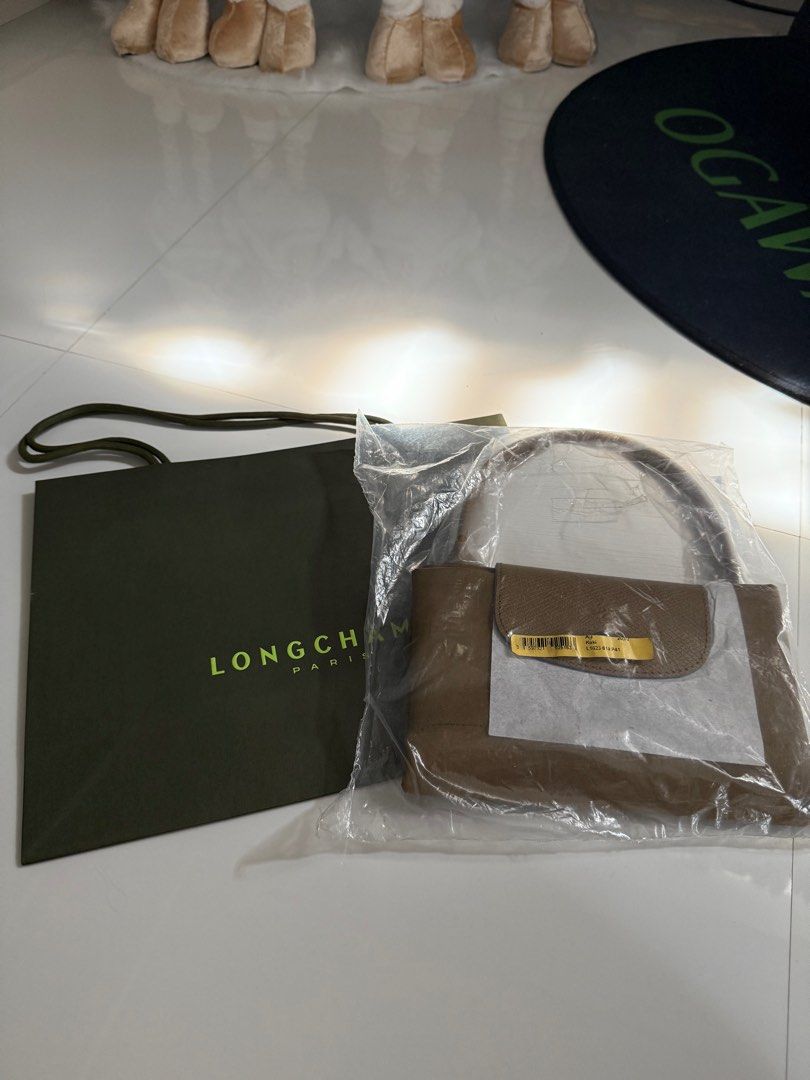 Longchamp Bag (Category: Luxury Bags & Wallets) located in Dasmarinas. Submitted by mianed (Listing ID 1407398575, Image 2). Description: Longchamp Le Pliage Club Top Handle Bag Medium Khaki Brand New, sealed Model code: L1623619P41 Bought at Siam Thailand Complete with paper bag SRP in Rustans PH - 11,200 RFS: collecting this edition but changed my mind on the color as I have a lot of brown Please feel free to ask for more photos .