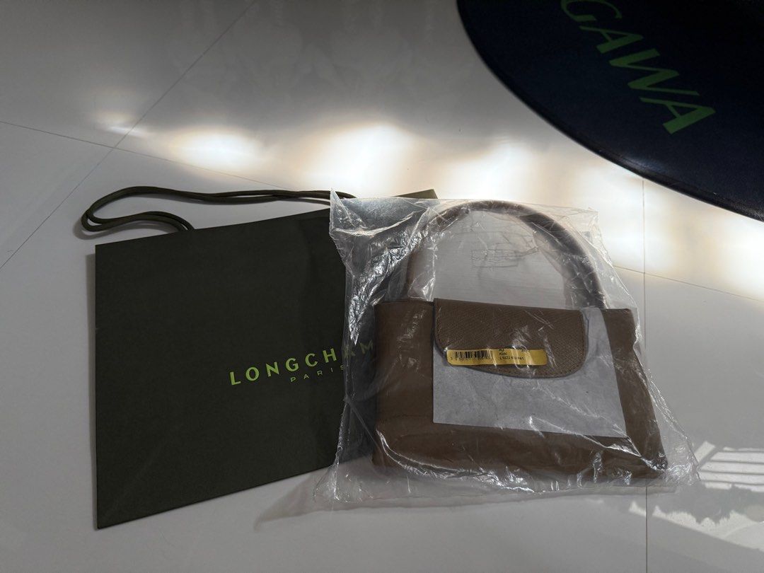 Longchamp Bag (Category: Luxury Bags & Wallets) located in Dasmarinas. Submitted by mianed (Listing ID 1407398575, Image 1). Description: Longchamp Le Pliage Club Top Handle Bag Medium Khaki Brand New, sealed Model code: L1623619P41 Bought at Siam Thailand Complete with paper bag SRP in Rustans PH - 11,200 RFS: collecting this edition but changed my mind on the color as I have a lot of brown Please feel free to ask for more photos .