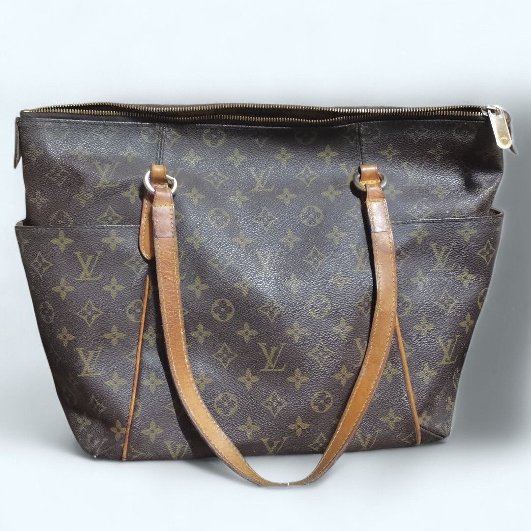 Louis Vuitton Totally Bag (Category: Luxury Bags & Wallets) located in Lucena. Submitted by Miss_KitKitYow (Listing ID 1407471287, Image 1). Description: ⚠️REPRICED❗❗ Might consider😊😊 ⚠️MOP - GCASH ⚠️MOD - JNT 📌pics upon request 📍LUCENA CITY.