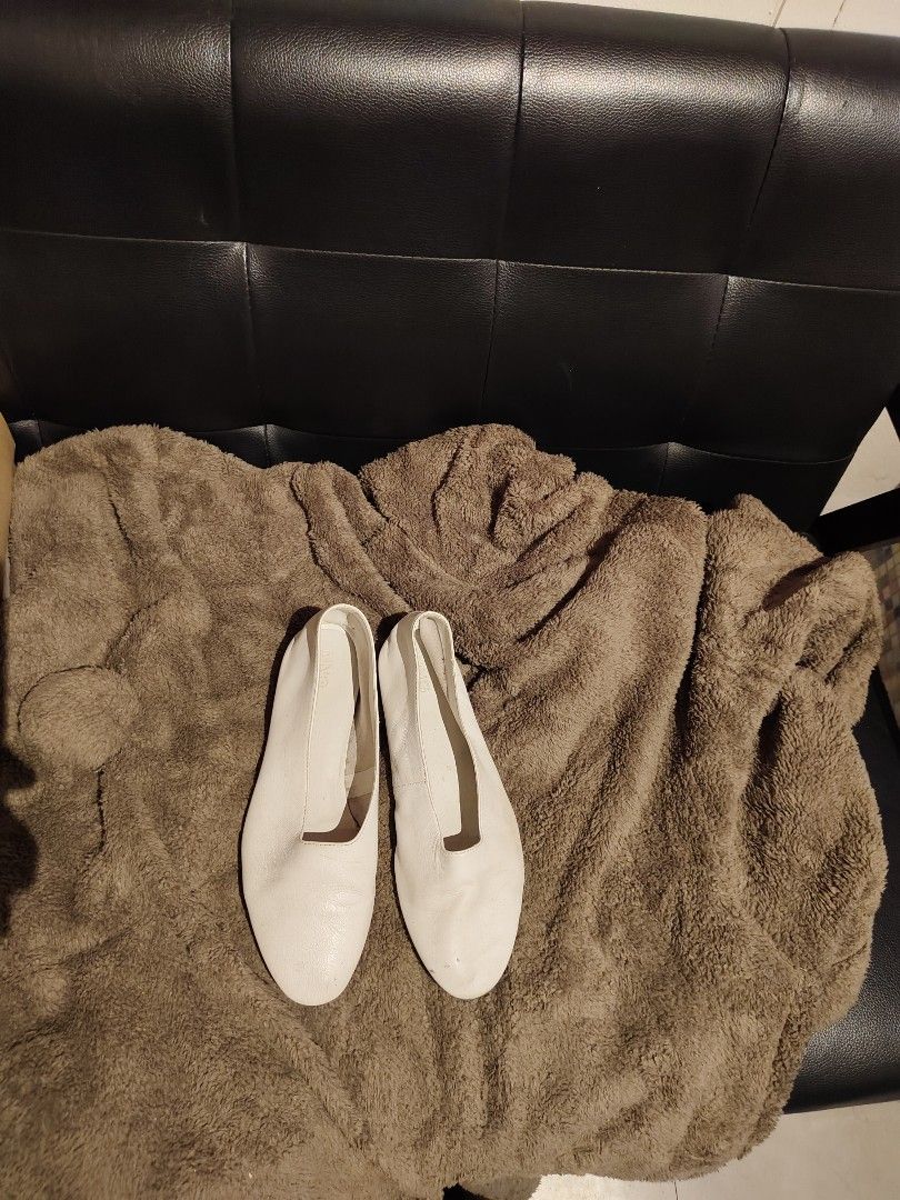 MANGO Leather Ballet Flats / Slippers / Glove Flats (Category: Shoe inserts) located in Manila. Submitted by thrift_pasig. (Listing ID 1407535564, Image 3). Description: size is 6-7.