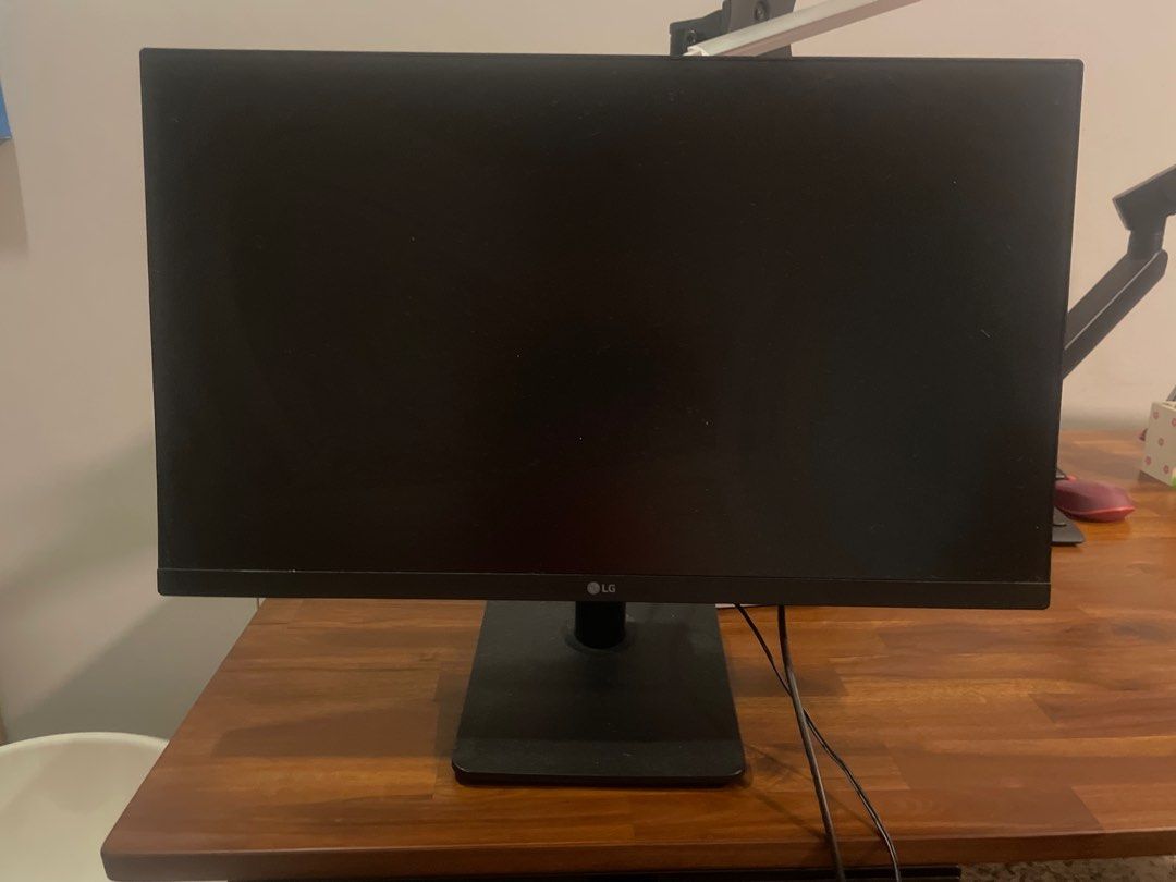Monitor (Category: Monitor Screens) located in Singapore. Submitted by rowdal123 (Listing ID 1407508811, Image 1). Description: 27 inches.