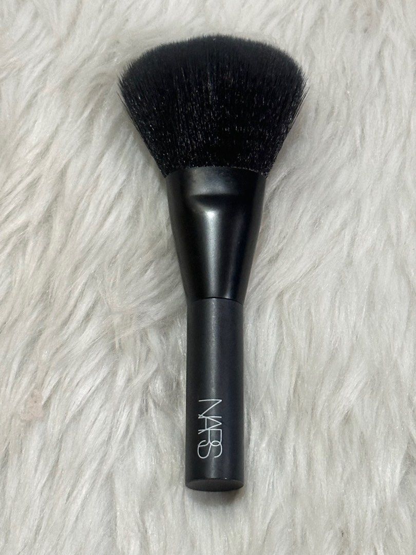 NARS Mini Brush with the original packaging (Category: Makeup) located in Manila. Submitted by usermyx (Listing ID 1407396734, Image 1). Description: - NARS Mini Brush - Black handle - Soft bristles - Ideal for travel and quick touch-ups ☁️ ORIGINAL!! .