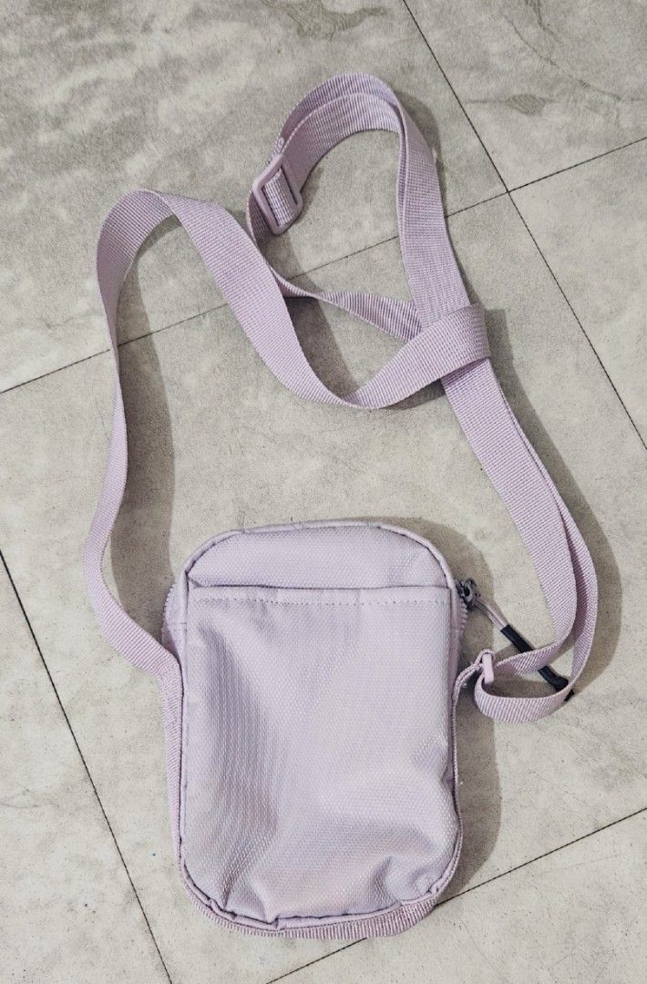 Nike Crossbody Bag (Category: Cross-body Bags) located in Manila. Submitted by mpmpm13 (Listing ID 1407493377, Image 2). Description: Hi guys! I'm selling my Nike Crossbody Bag in very good condition. - Can fit a small wallet and phone - Good for errands - Zipper working properly RFS: decluttering MOP: Gcash or Bank Transfer MOD: Grab or Lalamove c/o buyer.