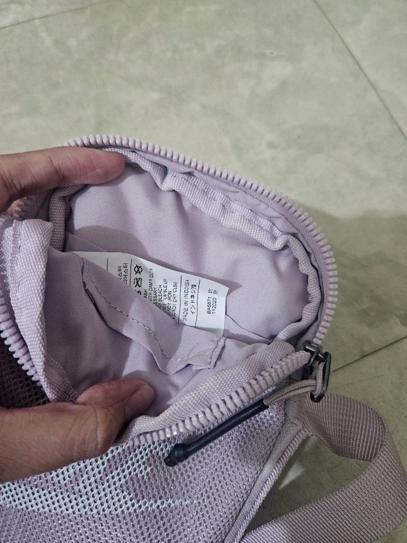 Nike Crossbody Bag (Category: Cross-body Bags) located in Manila. Submitted by mpmpm13 (Listing ID 1407493377, Image 3). Description: Hi guys! I'm selling my Nike Crossbody Bag in very good condition. - Can fit a small wallet and phone - Good for errands - Zipper working properly RFS: decluttering MOP: Gcash or Bank Transfer MOD: Grab or Lalamove c/o buyer.