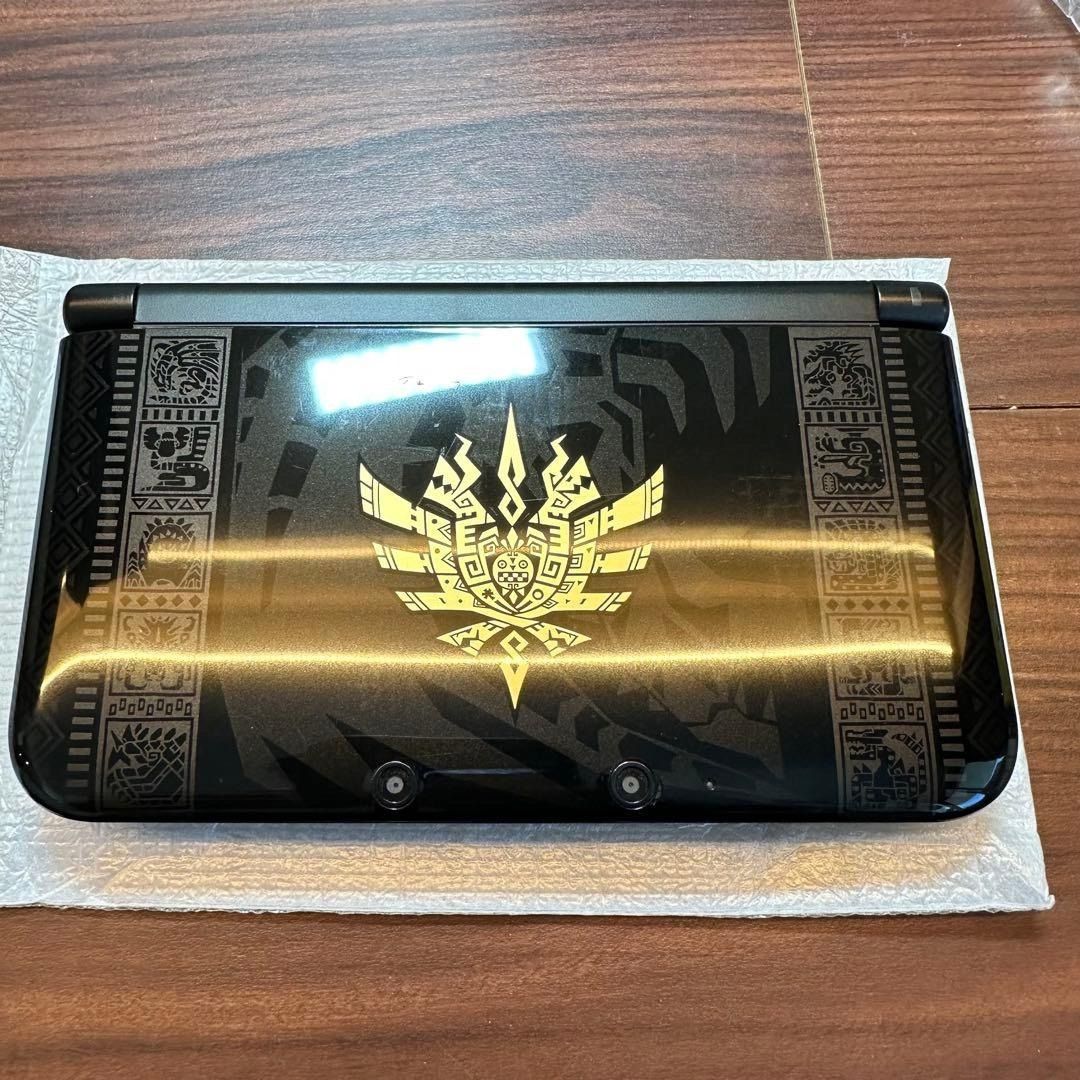 Nintendo 3DSLL Monster Hunter 4 Special Pack (Category: Nintendo) located in Manila. Submitted by japan_treasure (Listing ID 1407386454, Image 3). Description: Upon inspection, there is some slight wear around the buttons, but otherwise it is in very good condition. There are no noticeable scratches or signs of use. It is almost unused. Comes with box, instruction manual, charger, software and stylus. Operation has been confirmed..
