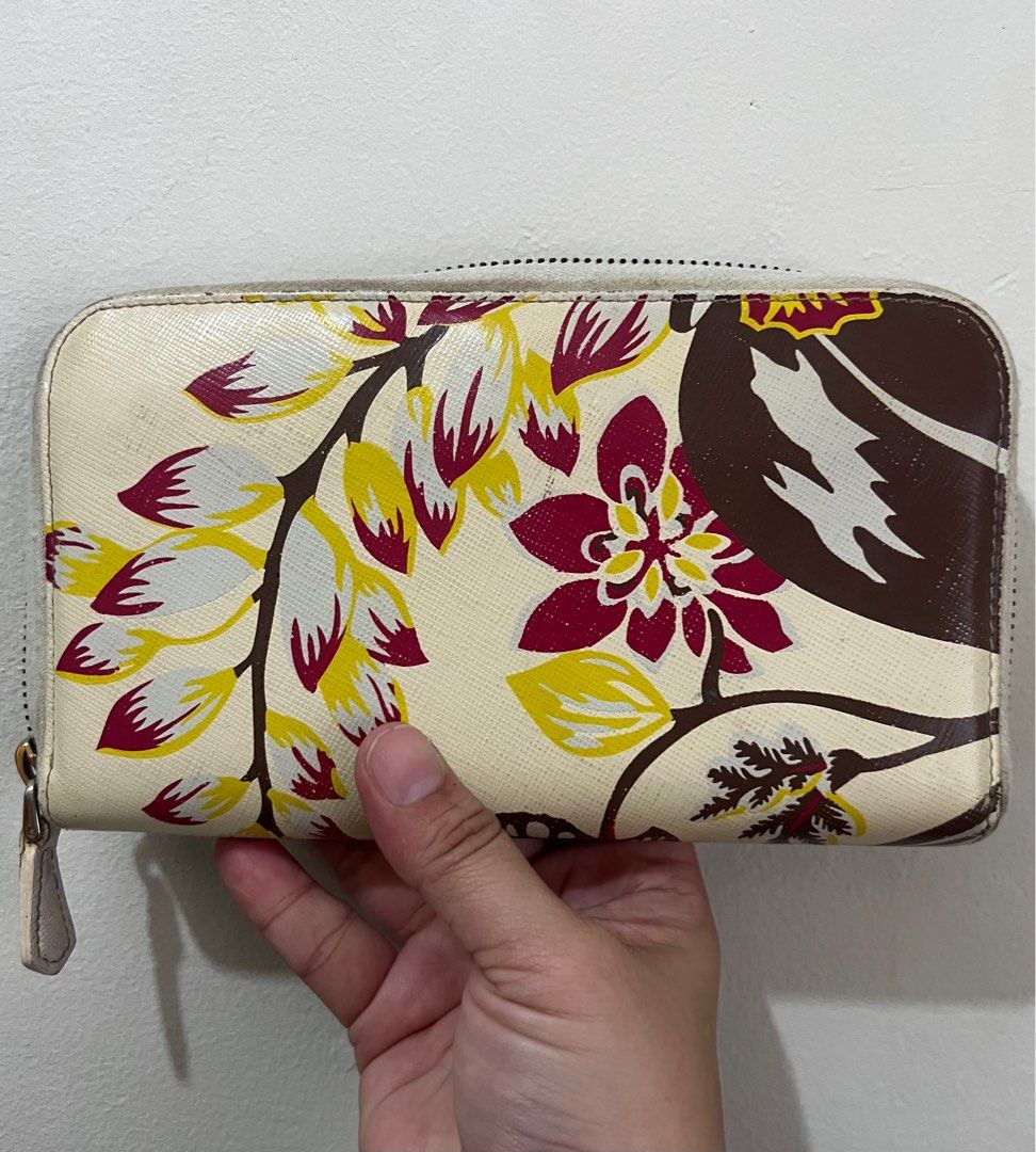 Prada wallet (Category: Luxury Bags & Wallets) located in Valenzuela. Submitted by dianzskiyo (Listing ID 1407420128, Image 2). Description: 📍SELF - AUTHENTICATION📍 Preloved Prada wallet (rare) 🎀 LAMPO ZIP 📍 what you see is what you get 📍 Managed ur expectation - this is preloved 📍 Slightly negotiable 📍 All details were already posted (pls check photos para iwas sa redundant na tanong 😉) 📍 Color may vary due to lighting 💡 📍 + SF 📍Last