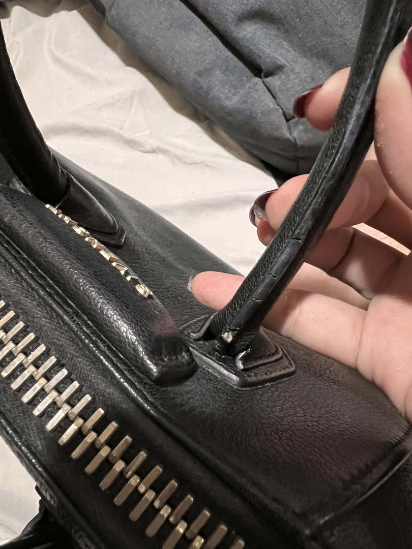 Preloved Givenchy Antigona Mini Bag (Category: Luxury Bags & Wallets) located in Cavite. Submitted by wishie_collects (Listing ID 1407462641, Image 3). Description: Selling my preloved Givenchy Antigona Bag *Wala nang strap *with flaw sa handle.