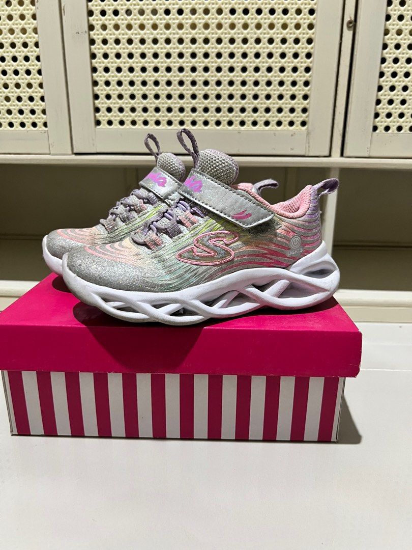 Skechers Light Up Sneakers - Size 11 (Category: Babies & Kids Fashion) located in Quezon City. Submitted by gamarika (Listing ID 1407443149, Image 1). Description: shoe glue still intact left light not working .