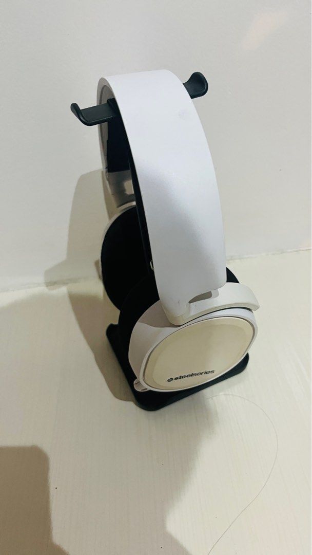 SteelSeries Arctis 1 Gaming Headset (Category: Headphones & Headsets) located in Quezon City. Submitted by rongonzales02 (Listing ID 1407499013, Image 2). Description: - SteelSeries Arctis 1 Gaming Headset - Detachable microphone - Comfortable earcups - Color: White headband, Black earcups Need Funds - Includes headset only.