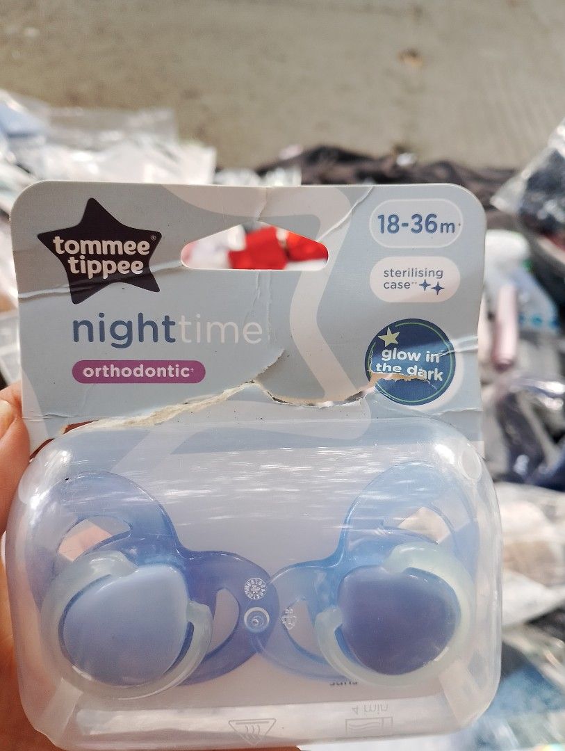 Tommee Tippee Nighttime Orthodontic Pacifier (Category: Soothers & Pacifiers) located in Pasig City. Submitted by enajp82 (Listing ID 1407420658, Image 2). Description: Tommee Tippee Nighttime orthodontic pacifier for babies aged 18-36 months. Features a glow-in-the-dark design for easy location at night. Includes a sterilizing case. The pacifier is blue in color..