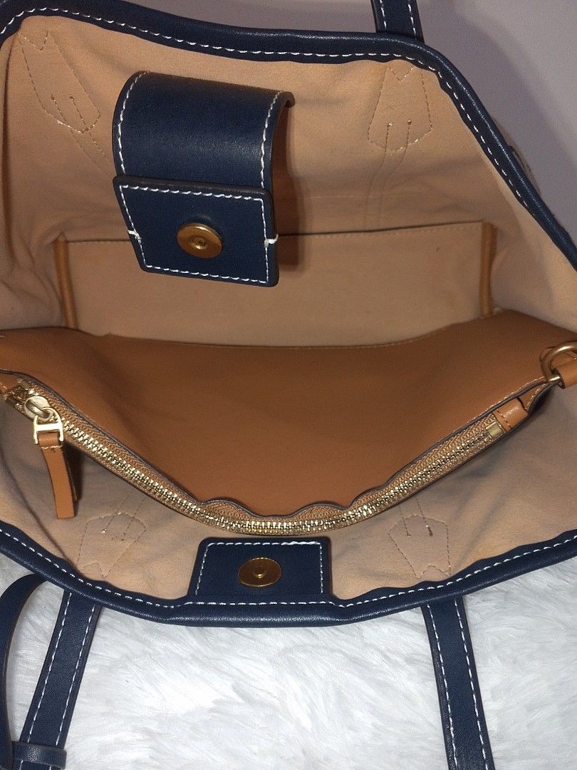 Tory Burch Tote Bag with Strap (Category: Luxury Bags & Wallets) located in Bacolor. Submitted by pinktintmine (Listing ID 1407437248, Image 2). Description: - Tory Burch tote bag - Detachable strap - Beige and black pattern - Tory Burch logo - Black handles and trim - White stitching - Gold-colored hardware - Includes small leather tag.